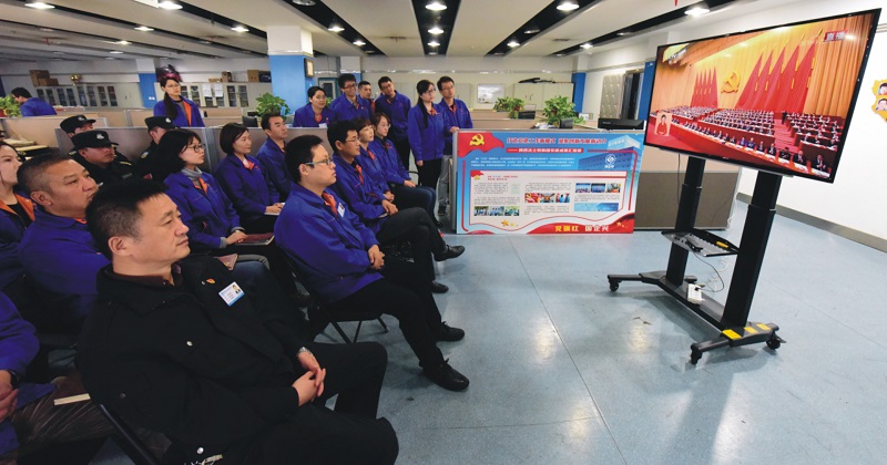 4.黨的十九大在北京人民大會堂隆重開幕,集團公司廣大黨員員工準時走進黨員活動室、車間會議室和辦公室觀看開幕會盛況。.jp